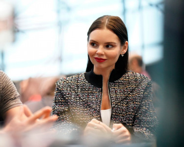 eline powell at cast of siren at 2018 new york comic con 1